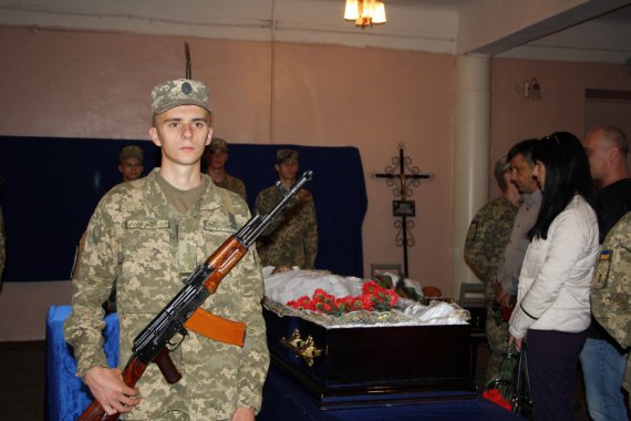 Прощання з бійцем 26 артилерійської бригади Сергієм Шмиріним