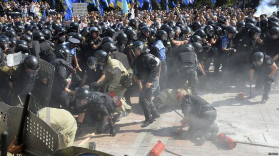 Сутичка між мітингувальниками та провоохоронцями під Верховною Радою