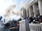 Сутичка між мітингувальниками та провоохоронцями під Верховною Радою