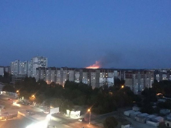 Донецьк. Вечір. Світло лише в кількох квартирах