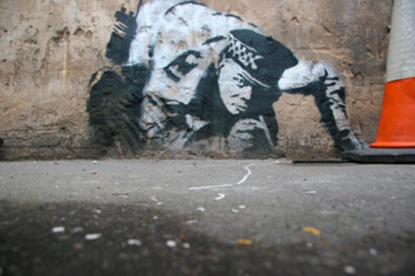 Бенксі намалював графіті на стіні громадського туалету в одному із районів Лондона, однак в 2007 році малюнок замалювали за наказом місцевої влади. 