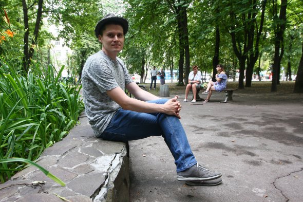 Антон Логов, 33 года.  Родился 26 апреля 1984 в городе Раздельная Одесской области.  Мать - инженер, отец работал на заводе кузнечно-прессового производства. Есть старший на 11 лет брат Андрей.  Учился в музыкальной школе по классу баян. В 2004 году закончил Одесское художественное училище им. М. Б. Грекова, в 2010 - Национальную академию изобразительного искусства и архитектуры.  Работает в стиле авангардизм. С 2012 года занимается инсталляциями. Самые известные работы - серия живописных полотен "Климат-контроль", инсталляция "Ковчег", "Реинкарнация" 2016 году до проекта "Тени забытых предков". Стипендиат арт-центра "Я Галерея".  Имеет собственную мастерскую на Куреневке. Любимый художник - Леонардо да Винчи. Хобби - собирать книги. Любимая - "Планета людей" Антуан де Сент Экзюпери. Женат с Ольгой Касянюк, которая работает гидом в PinchukArtCentre. Имеют 4-месячную дочь Веру.