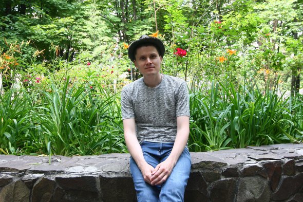 "Мое место в Украине. За границу можно поехать разве что на выставку или в путешествие", - Антон Логов, художник