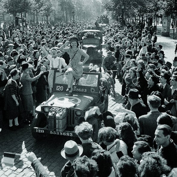 Бельгійці вітають британських військових, які входять до Брюсселя 4 вересня 1944 року. Війська Третього Рейху захопили країну 1940-го протягом трьох днів. Загинули 6 тис. бельгійців. Нацисти заснували тут два добровольчі легіони ”Валлонія” і ”Лангермак”. Близько 400 тис. місцевих пішли на співпрацю з окупантами. Стільки ж поїхали на примусові роботи до Німеччини