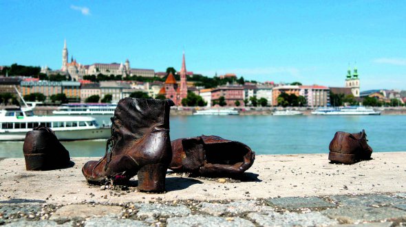 60 пар чавунного взуття – чоловічого, жіночого, дитячого – стоять на березі Дунаю в угорському Будапешті. Меморіал спорудили на пам’ять про вбитих нацистами під час Другої світової війни євреїв