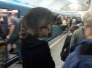 По Киеву гуляет мужчина с енотом на голове
