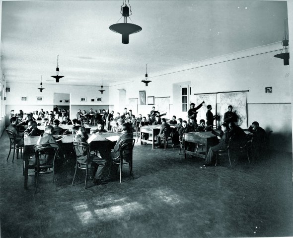 Перша київська гімназія, 1890–1900 роки. Мешканці гімназійного пансіонату готують уроки в кімнаті для занять