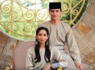 Єдина донька малазійського султана, принцеса Тунку Тун Аміна вийшла заміж за простого менеджера із Голландії. Батьки підтримали вибір доньки, бо чоловік заради коханої прийняв іслам та змінив своє християнське ім’я 