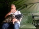 Врятований Національною гвардією США чоловік тримає своїх двох собак