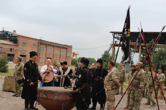 Поляки вручили Чернім Запорожцам древний военный флаг