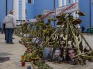 Фотографії загиблих в Іловайському котлі українських воїнів виставили на Михайлівській площі в Києві. Віддати шану героям прийшли їхні родичі, побратими, волонтери