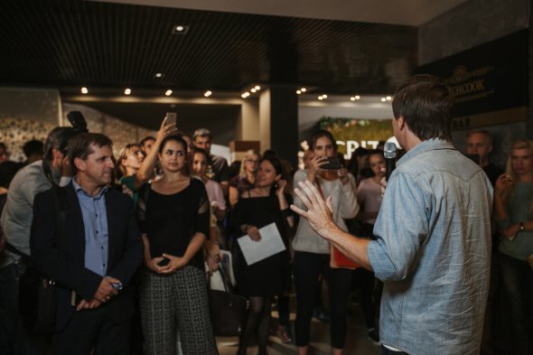 Дмитро Комаров показав "Світ навиворіт " у Японії