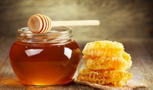 Добова норма меду для дорослих становить дві–три столові ложки. Якщо більше — організм отримує забагато вуглеводів, з’являються зайві кілограми