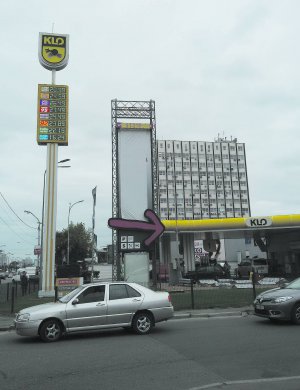 Автомобільний газ на столичному проспекті Степана Бандери продають по 16,24 гривні за літр. На багатьох заправках Києва палива немає взагалі