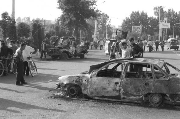 Улица после расстрела демонстрантов в Андижане