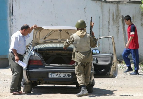 Військовий перевіряє автомобіль в Андижані. Фото зроблено 17 травня 2005 року, через чотири дні після розстрілу демонстрантів