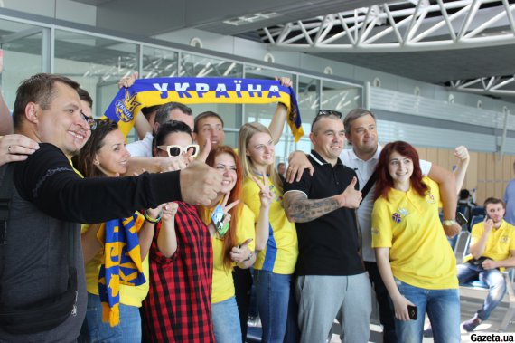 Збірна України летіла на матч проти Ісландії з фанатами
