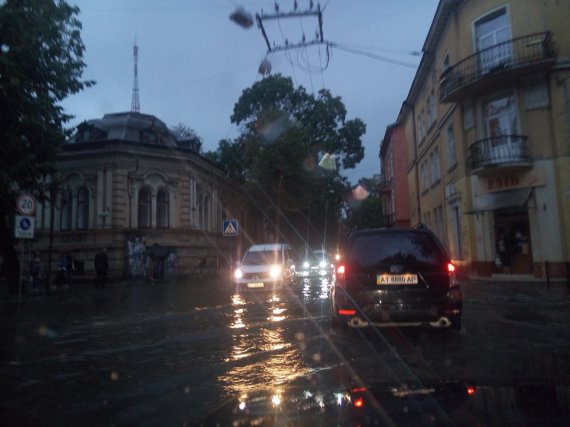 В Ивано-Франковской области ливень затопил улицы и выпал град