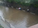В Івано-Франківській області злива затопила вулиці і випав град