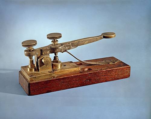 В Нью-Йоркском университете Сэмюэл Морзе впервые продемонстрировал свое изобретение - телеграф.