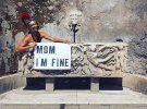 Путешественник Джонатан Киньонес делает снимки с надписью "Мама, я в порядке"