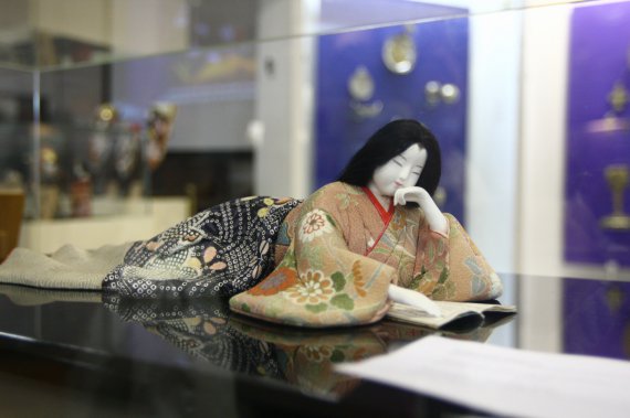Дерев’яна лялька Кімекомі Нінгьо зроблена у вигляді жінки, яка лежить і читає книжку. Кімоно є копією справжнього, приклеєне до фігурки
