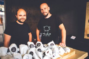 Юрій Сербін (праворуч) із партнером по бізнесу Сергієм Чурковим на фестивалі вуличної їжі продають в’ялене м’ясо. Найпопулярніша качина грудка, 100 грамів коштує 65 гривень