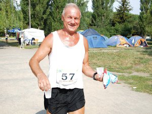 Олександр Жосан добу біжить марафон у ­Вінниці в серпні цьогоріч. Зупинявся двічі, аби зробити масаж ніг