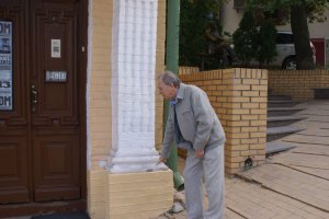 Анатолій Кончаковський, перший директор музею Михайла Булгакова, показує тріщини на стіні будівлі. Працівники закладу й місцеві жителі пов’язують це зі спорудженням семиповерхового готельного комплексу навпроти. Він удвічі перевищує дозволену тут висоту