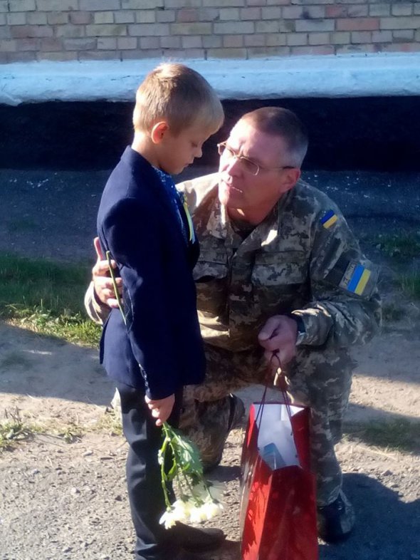 Военный комиссар поздравил Илью Поповича за углом школы
