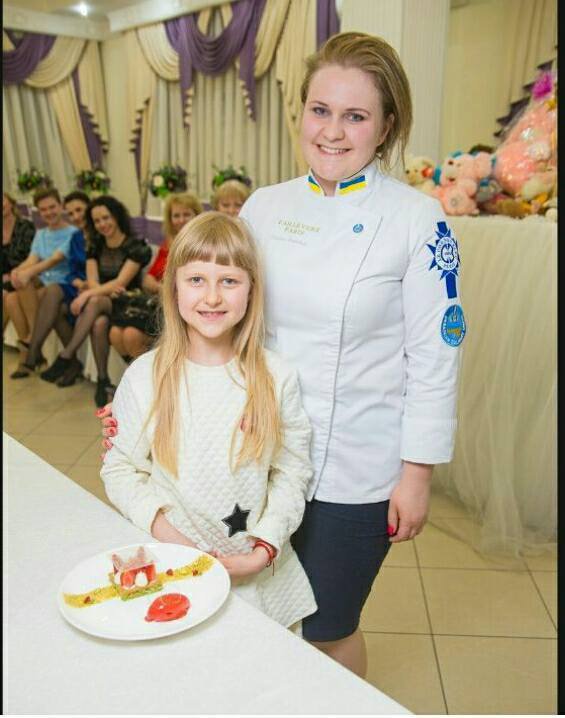 Оксана Дубчак із Чернівців три роки живе у Франції, працює шеф-де-парті у місцевому ресторані.   