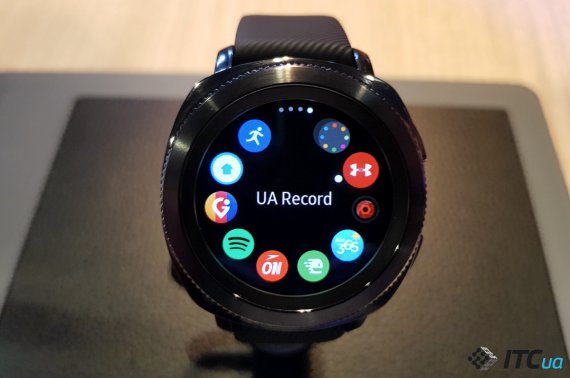 Годинник Gear Sport виглядає як щось середнє між спортивними і класичними годинниками.