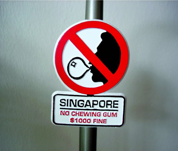 У Сингапурі з осені 1992 року заборонили продавати жувальні гумки. Порушникам загрожує штраф – 500 доларів