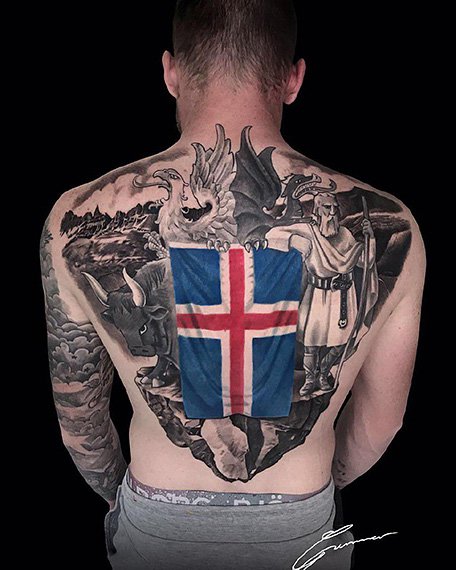 Капітан збірної Ісландії Арон Гуннарсон зробив татуювання на всю спину