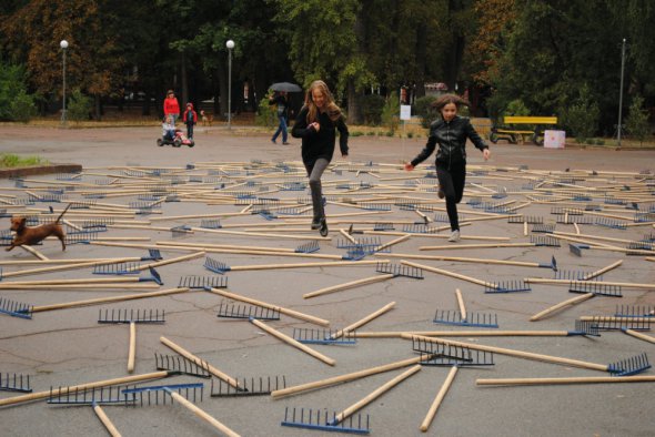 Выставка современного искусства в парке Кропивницкого