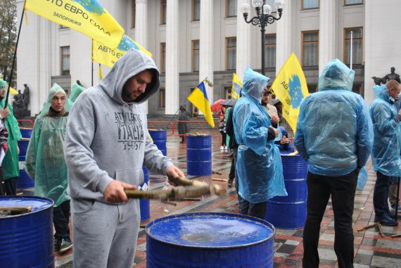 Власники автомобілів на європейській реєстрації проводять масштабну акцію протесту під стінами Верховної Ради і Кабінету міністрів.