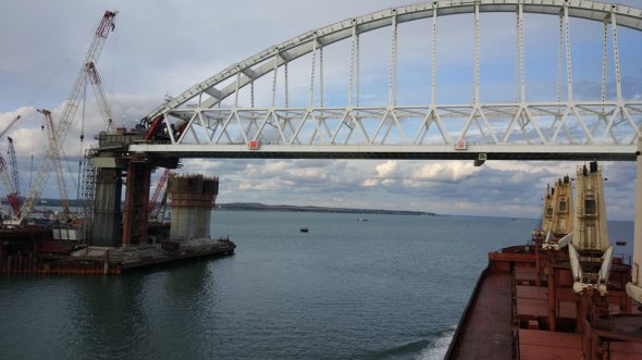 Проход балкера Cораn под аркой Керченского моста