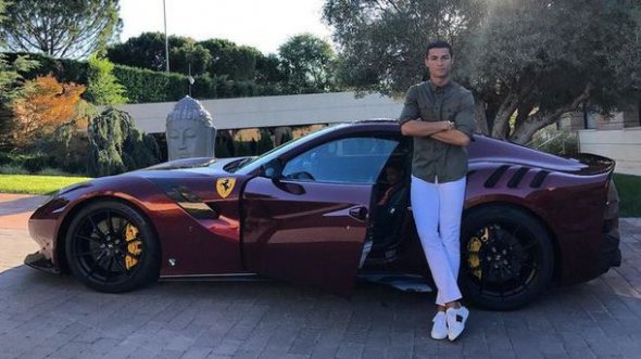 Криштиану Роналду купил Ferrari за 450 тысяч долларов