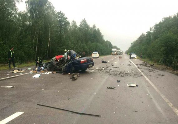 Правоохоронці працюють на місці аварії, в якій загинули четверо українських політологів і журналіст. Їхали машиною ”Опель Астра”. Дорогою авто виїхало на зустрічну смугу. Там у нього врізалася вантажівка ”Даф” із причепом