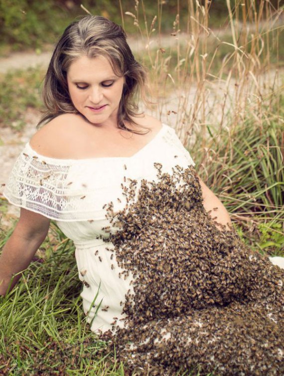 Фотосессия беременной Эмили Мюллер с пчелами