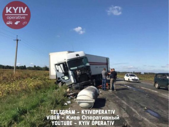 Під Києвом зіткнулися дві фури та бетономішалка