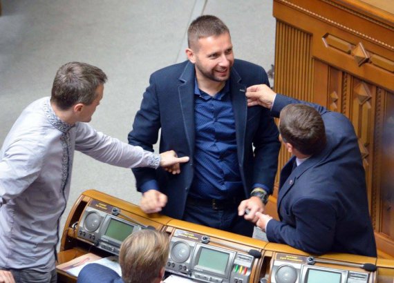 Нардеп Ігор Луценко оцінює костюм свого колеги Володимира Парасюка