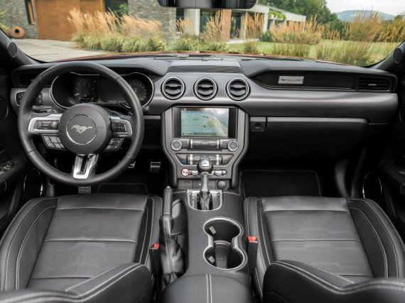 Оновлене авто отримала вдосконалений двигун V8 з робочим об’ємом 5 л і потужністю 450 к.с.