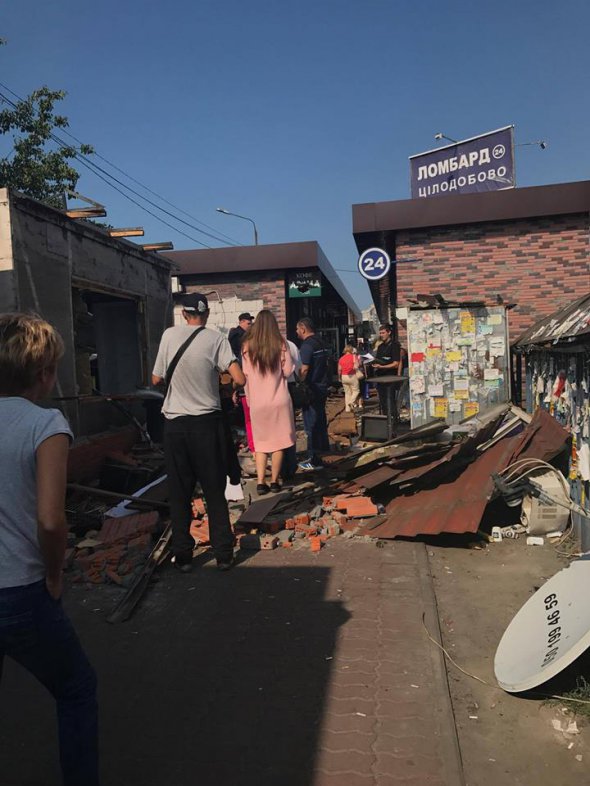 Знесені кіоски біля станції метро Харківська