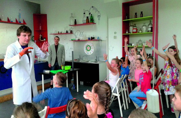 У науково-розважальному центрі ”Експериментаніум” у Києві дітям проводять майстер-класи, лекції, інтегровані уроки. Тут наочно демонструють закони науки і природні явища. Діють гуртки й табір на час канікул