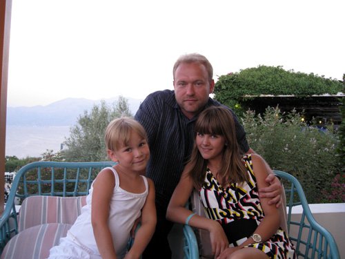 Василь Волга з доньками Іриною та Катериною