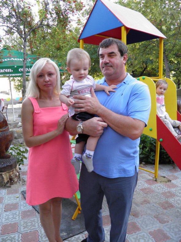 Олександр Бобков з дружиною Галиною та сином Владиславом