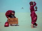 Журналист и писатель Тарас Ващук, который проживает в Арабских Эмиратах, снялся в юмористической фотосессии "Погрязшие в песчаной рутине".