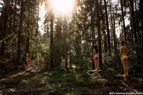Белорусские модели обнажились в лесу