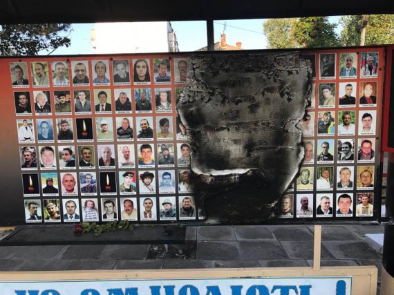  Вандали спалили  стенд Меморіалу загиблих воїнів АТО та героїв Небесної сотні